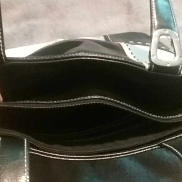 Split pocket purse with several zip up pockets - Picture 3 of 3
